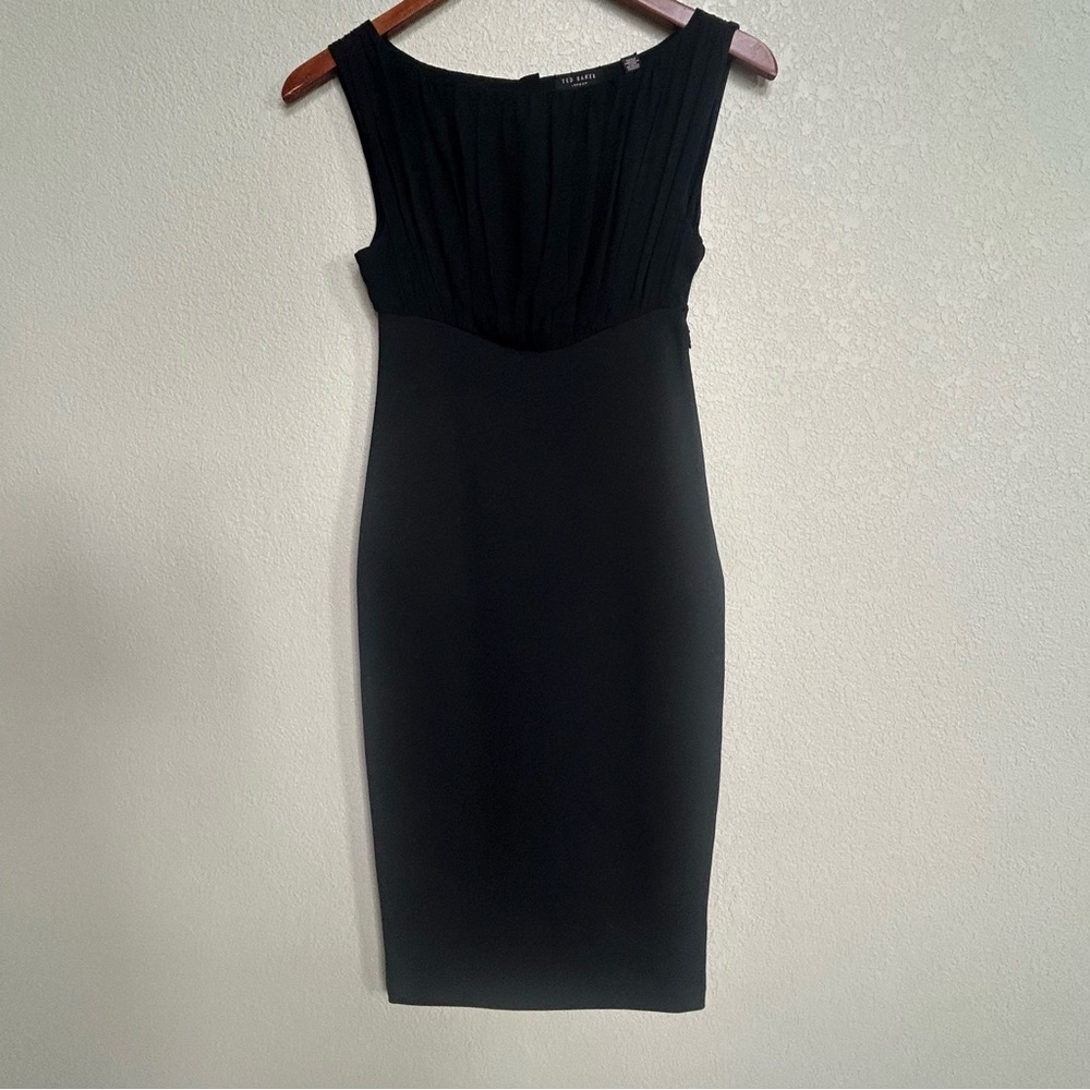 Ted Baker Dress‎ Women’s Size 1 (US 4) Black Pleated Sheath Crystal Button Back